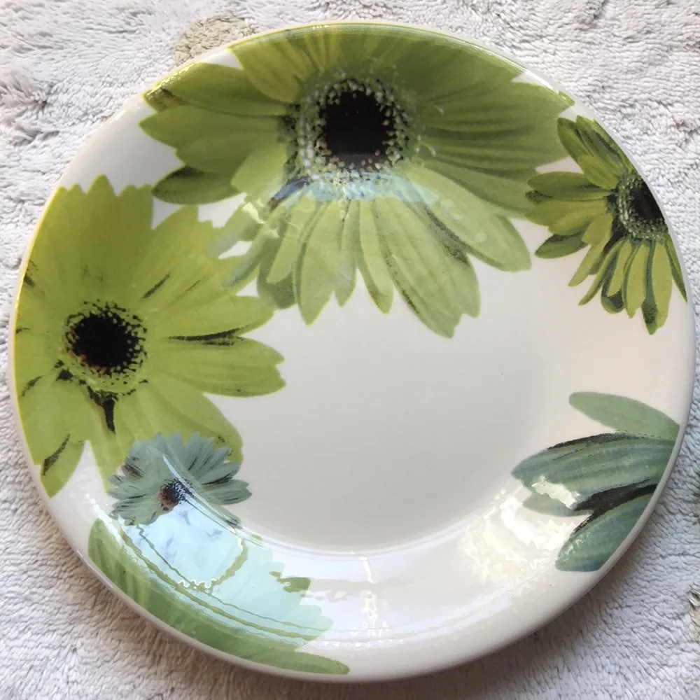 Crate & Barrel Gerber Daisy Buffet Plate made in Italy shades of green